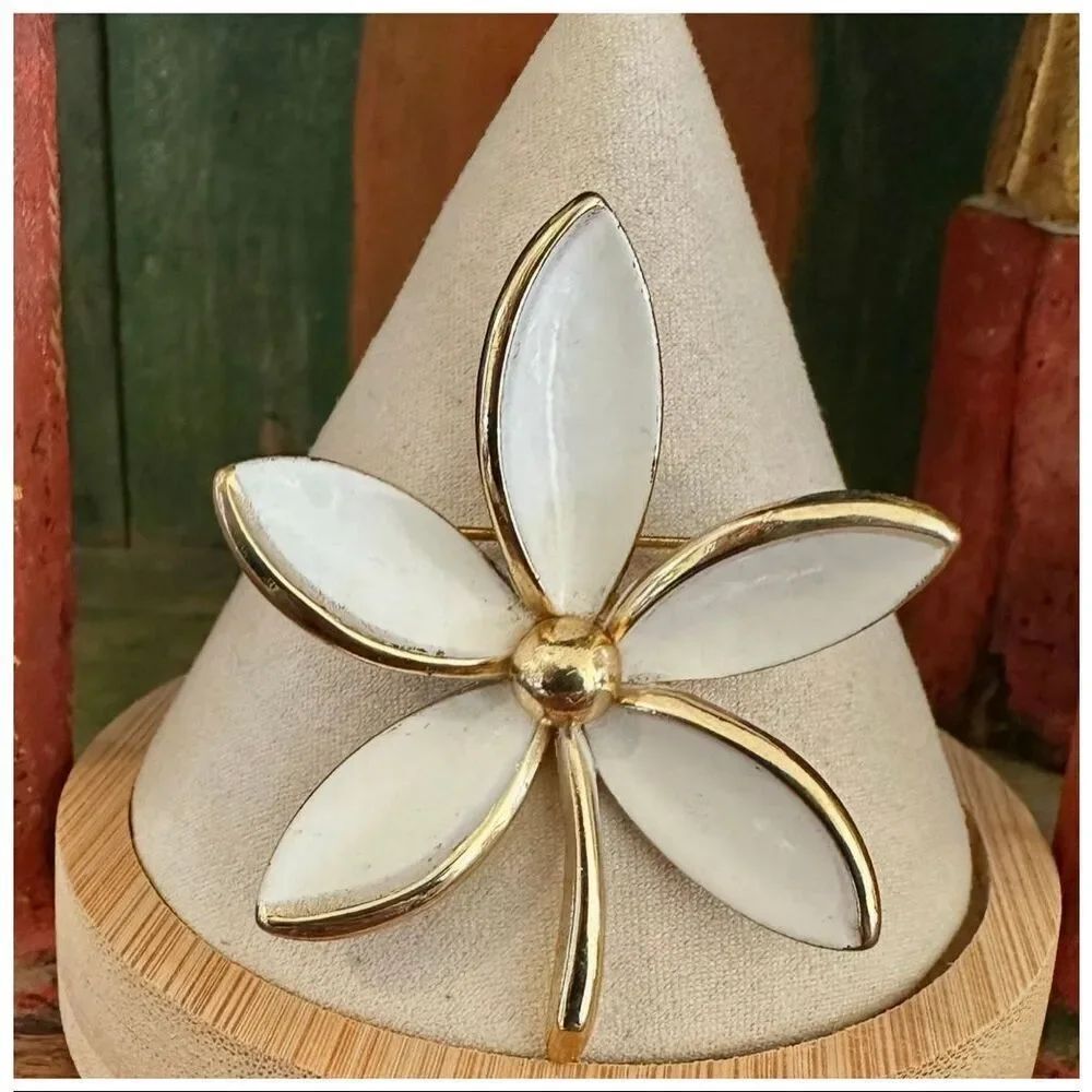Trifari Vintage White Lucite Flower Brooch – Gold Tone Mid Century